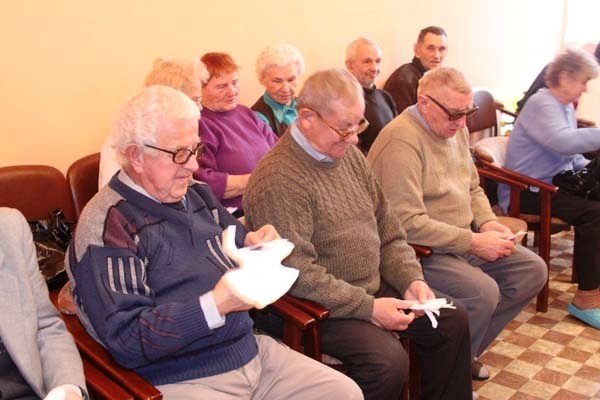 policja-straz-miejska-i-modziez-ze-specjalna-misja-dla-seniorow-foto-43318