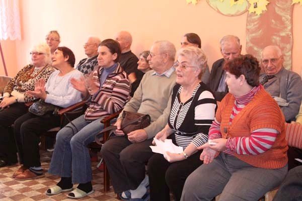 policja-straz-miejska-i-modziez-ze-specjalna-misja-dla-seniorow-foto-43318
