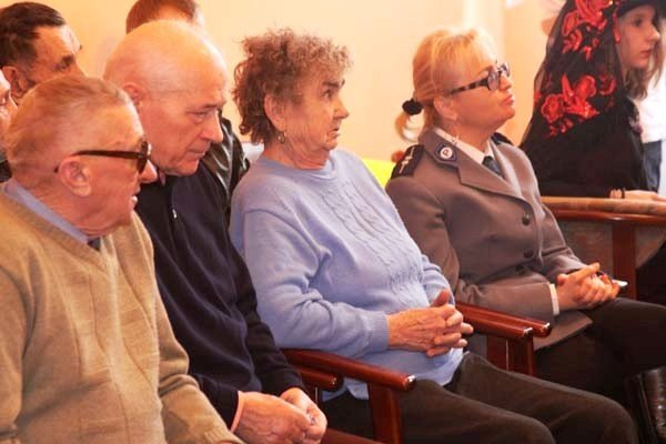 policja-straz-miejska-i-modziez-ze-specjalna-misja-dla-seniorow-foto-43318