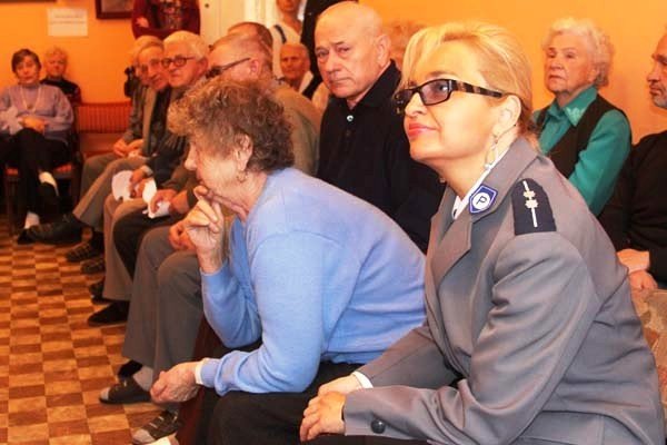 policja-straz-miejska-i-modziez-ze-specjalna-misja-dla-seniorow-foto-43318