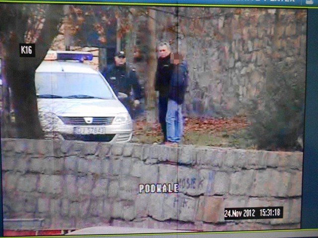 chopcy-rzucali-w-bezdomnych-pytami-foto-43324