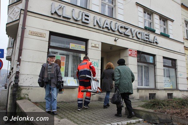 strazacy-pomogli-ratownikom-pogotowia-dostac-sie-do-chorej-kobiety-foto-43343