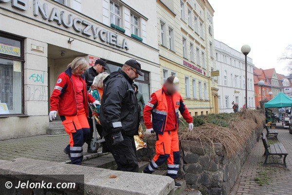 strazacy-pomogli-ratownikom-pogotowia-dostac-sie-do-chorej-kobiety-foto-43343