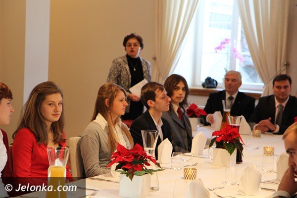 stypendia-dla-najlepszych-uczniow-w-powiecie-jeleniogorskim-foto-43502