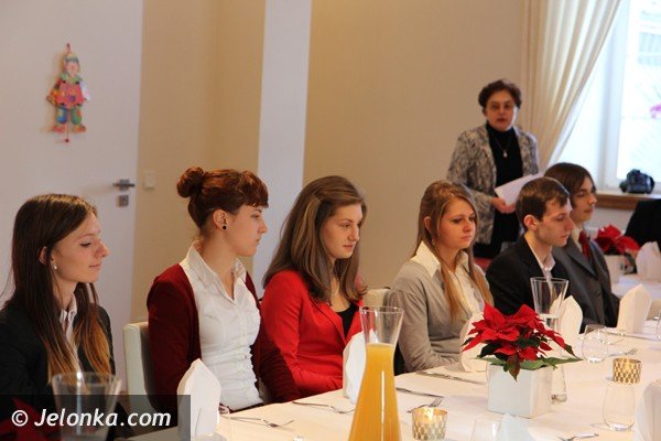 stypendia-dla-najlepszych-uczniow-w-powiecie-jeleniogorskim-foto-43502