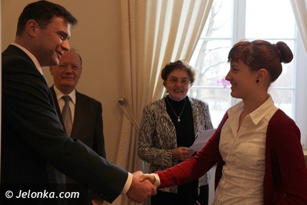 stypendia-dla-najlepszych-uczniow-w-powiecie-jeleniogorskim-foto-43502
