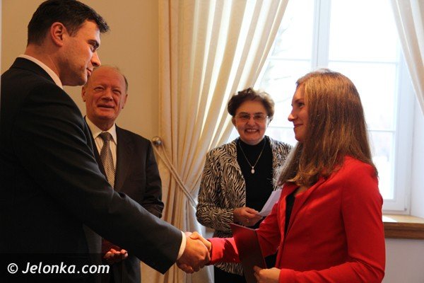 stypendia-dla-najlepszych-uczniow-w-powiecie-jeleniogorskim-foto-43502