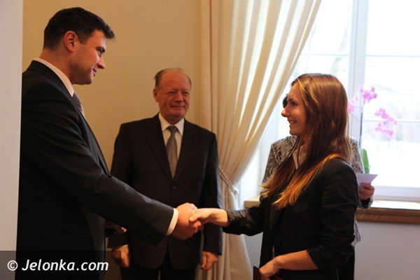 stypendia-dla-najlepszych-uczniow-w-powiecie-jeleniogorskim-foto-43502