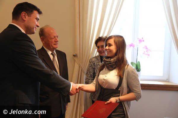 stypendia-dla-najlepszych-uczniow-w-powiecie-jeleniogorskim-foto-43502