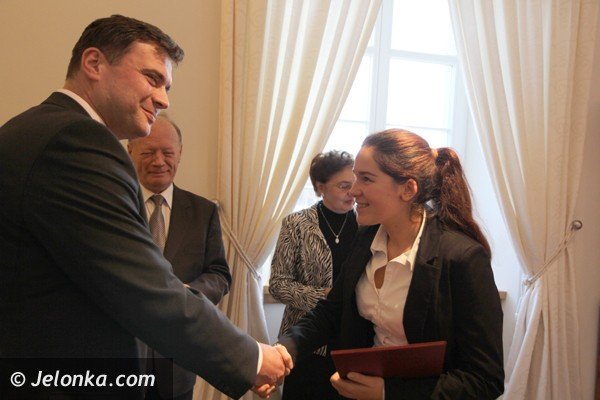stypendia-dla-najlepszych-uczniow-w-powiecie-jeleniogorskim-foto-43502