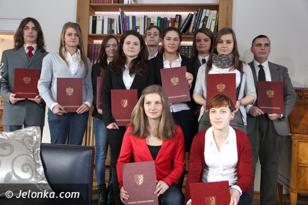 stypendia-dla-najlepszych-uczniow-w-powiecie-jeleniogorskim-foto-43502