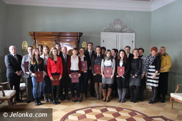 stypendia-dla-najlepszych-uczniow-w-powiecie-jeleniogorskim-foto-43502