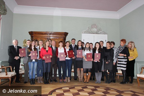 stypendia-dla-najlepszych-uczniow-w-powiecie-jeleniogorskim-foto-43502