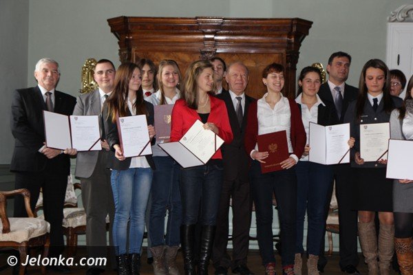 stypendia-dla-najlepszych-uczniow-w-powiecie-jeleniogorskim-foto-43502
