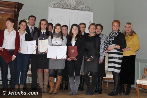 stypendia-dla-najlepszych-uczniow-w-powiecie-jeleniogorskim-foto-43502