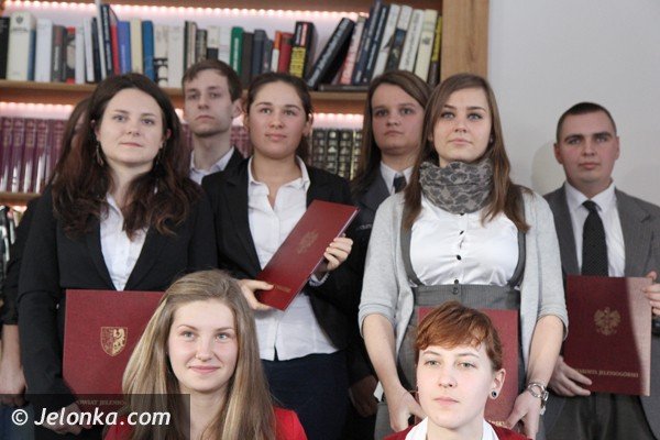 stypendia-dla-najlepszych-uczniow-w-powiecie-jeleniogorskim-foto-43502