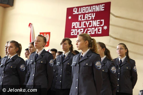 pasowanie-modych-policjantow-w-piechowickim-liceum-foto-43543