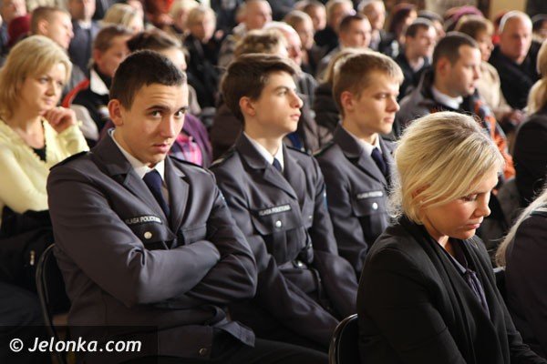 pasowanie-modych-policjantow-w-piechowickim-liceum-foto-43543