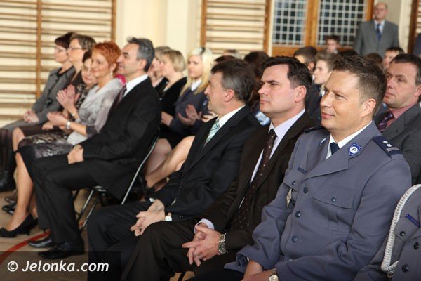 pasowanie-modych-policjantow-w-piechowickim-liceum-foto-43543