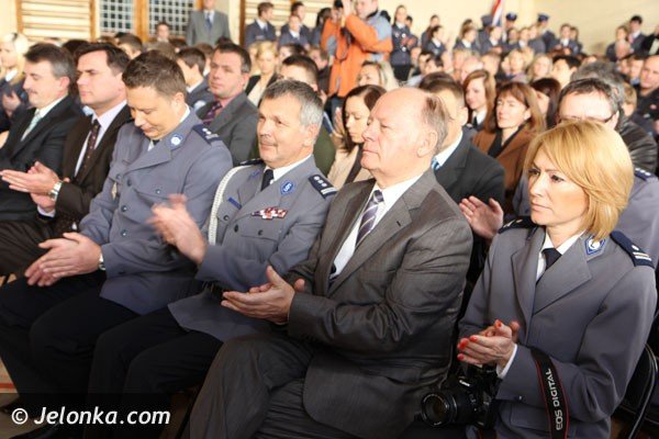 pasowanie-modych-policjantow-w-piechowickim-liceum-foto-43543