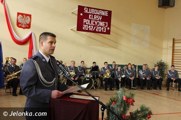 pasowanie-modych-policjantow-w-piechowickim-liceum-foto-43543