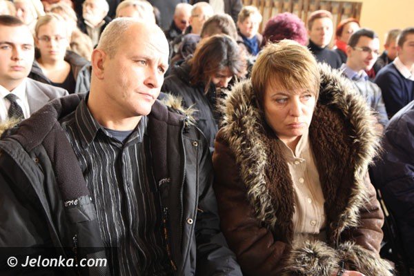 pasowanie-modych-policjantow-w-piechowickim-liceum-foto-43543