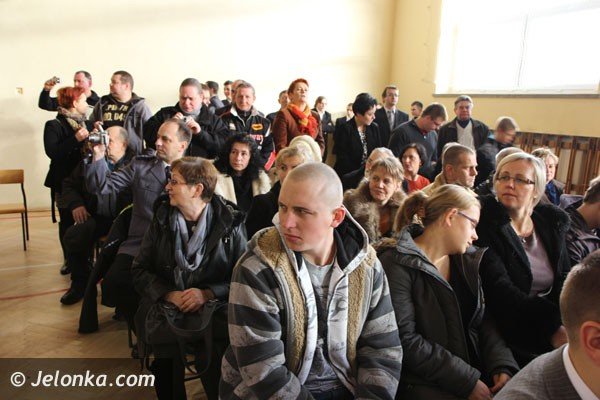 pasowanie-modych-policjantow-w-piechowickim-liceum-foto-43543