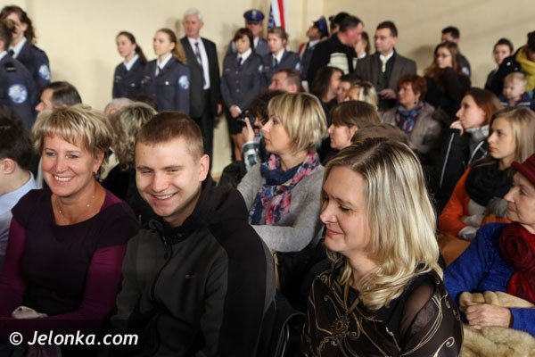 pasowanie-modych-policjantow-w-piechowickim-liceum-foto-43543