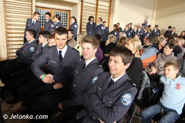 pasowanie-modych-policjantow-w-piechowickim-liceum-foto-43543