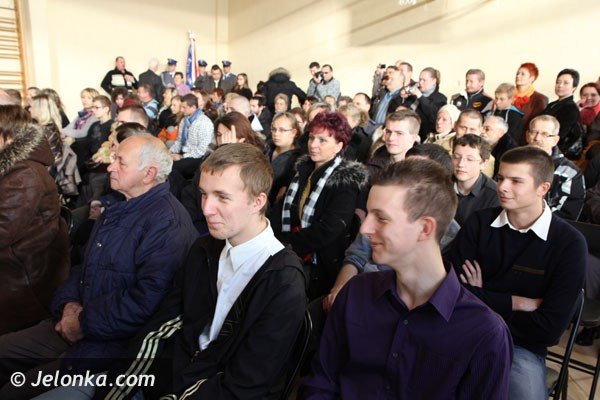 pasowanie-modych-policjantow-w-piechowickim-liceum-foto-43543