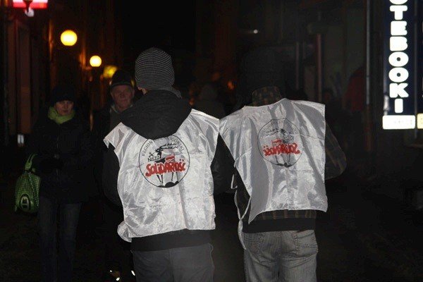 solidarnosciowcy-i-milicjanci-wyszli-na-ulice-w-rocznice-stanu-wojennego-foto-43656