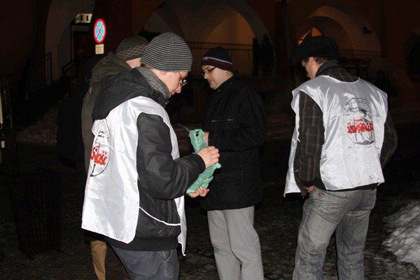 solidarnosciowcy-i-milicjanci-wyszli-na-ulice-w-rocznice-stanu-wojennego-foto-43656