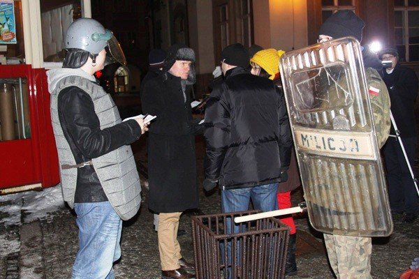 solidarnosciowcy-i-milicjanci-wyszli-na-ulice-w-rocznice-stanu-wojennego-foto-43656