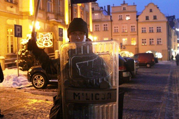 solidarnosciowcy-i-milicjanci-wyszli-na-ulice-w-rocznice-stanu-wojennego-foto-43656