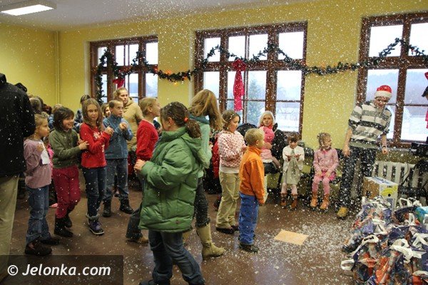 niemcy-ufundowali-podarki-dzieciom-z-powiatu-jeleniogorskiego-foto-43704