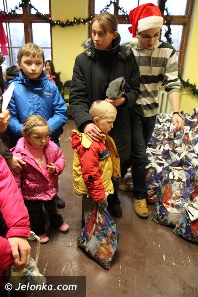 niemcy-ufundowali-podarki-dzieciom-z-powiatu-jeleniogorskiego-foto-43704