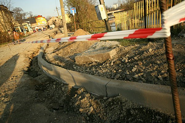 Zapowiedź zmian na lepsze: na razie z Wiejskiej pod tłuczniem znikły dziury i wyrwy.