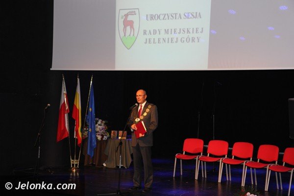 na-uroczystej-sesji-wreczono-statuetki-zasuzonych-dla-jeleniej-gory-foto-43777