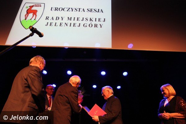 na-uroczystej-sesji-wreczono-statuetki-zasuzonych-dla-jeleniej-gory-foto-43777