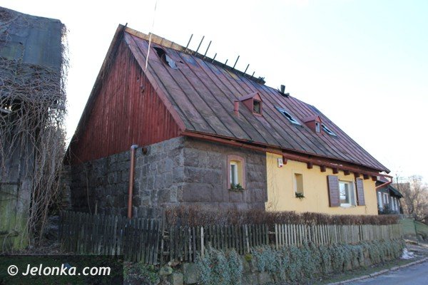 pozar-budynku-w-karpnikach-mazenstwo-stracio-dach-nad-gowa-43877