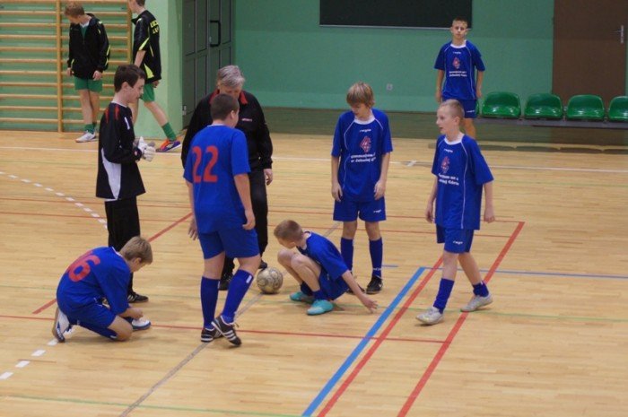 poaczone-siy-chojnika-i-karkonoszy-wygrywaja-halowy-turniej-trampkarzy-foto-43893