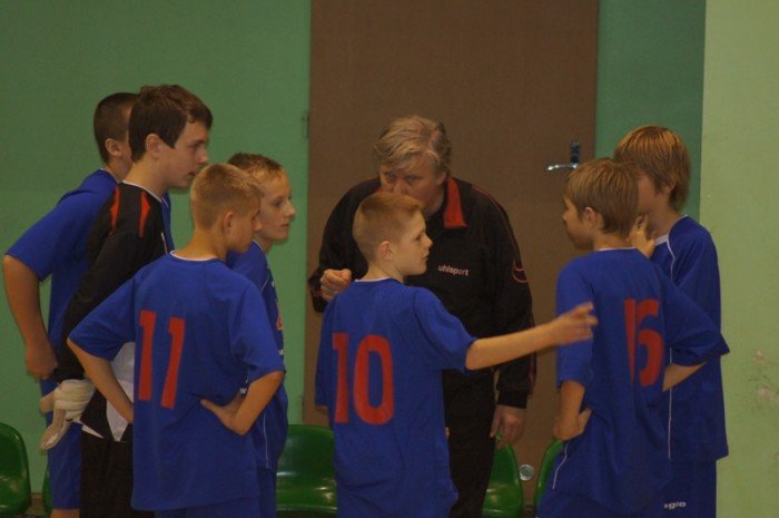 poaczone-siy-chojnika-i-karkonoszy-wygrywaja-halowy-turniej-trampkarzy-foto-43893