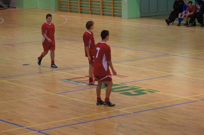 poaczone-siy-chojnika-i-karkonoszy-wygrywaja-halowy-turniej-trampkarzy-foto-43893