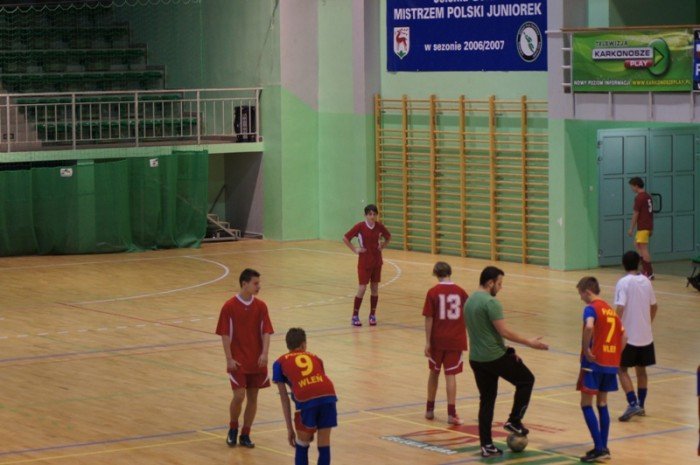 poaczone-siy-chojnika-i-karkonoszy-wygrywaja-halowy-turniej-trampkarzy-foto-43893