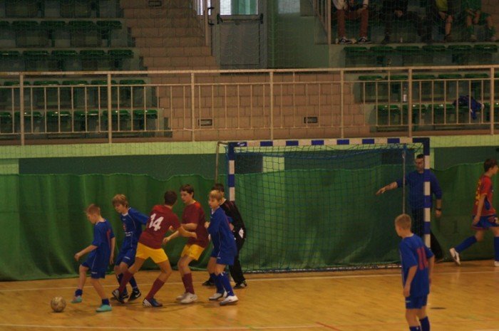 poaczone-siy-chojnika-i-karkonoszy-wygrywaja-halowy-turniej-trampkarzy-foto-43893