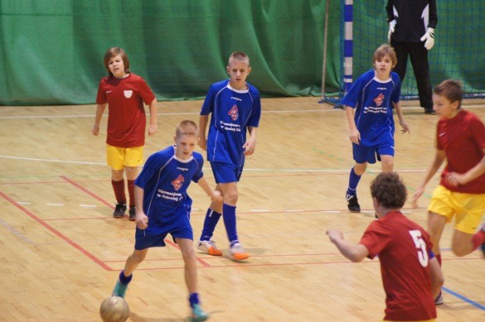 poaczone-siy-chojnika-i-karkonoszy-wygrywaja-halowy-turniej-trampkarzy-foto-43893