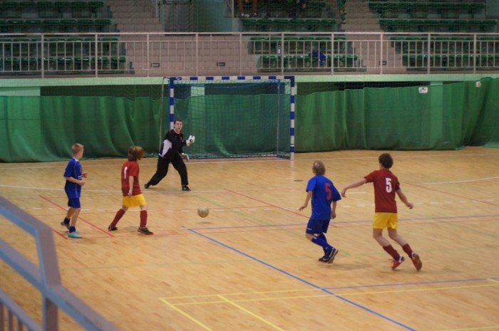 poaczone-siy-chojnika-i-karkonoszy-wygrywaja-halowy-turniej-trampkarzy-foto-43893