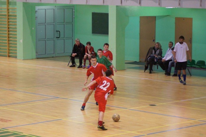 poaczone-siy-chojnika-i-karkonoszy-wygrywaja-halowy-turniej-trampkarzy-foto-43893