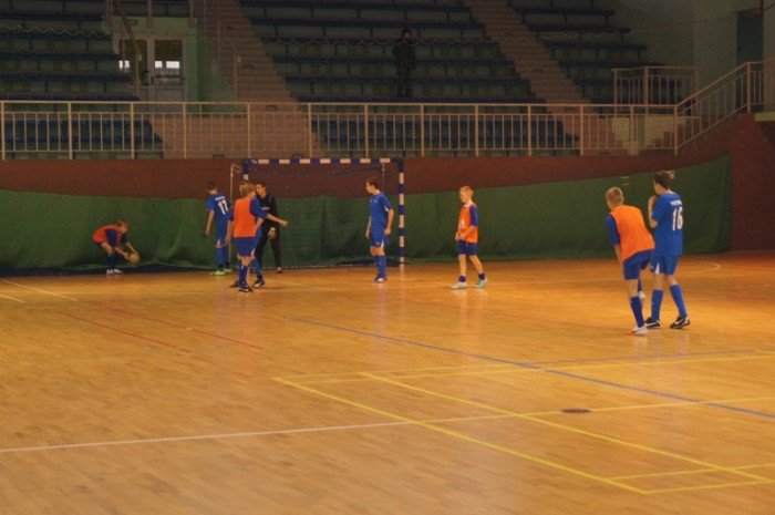 poaczone-siy-chojnika-i-karkonoszy-wygrywaja-halowy-turniej-trampkarzy-foto-43893