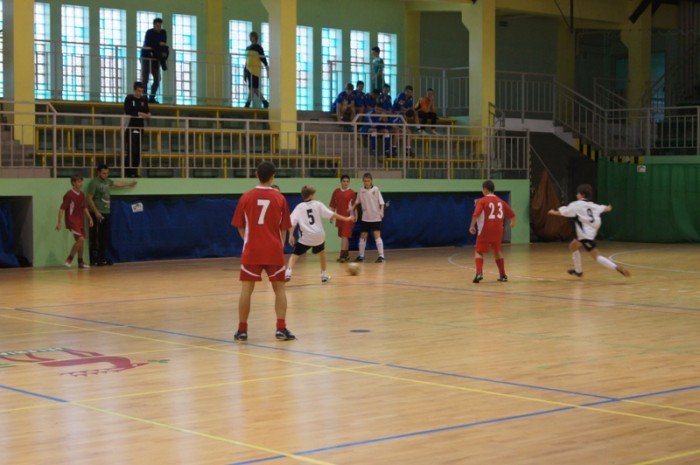 poaczone-siy-chojnika-i-karkonoszy-wygrywaja-halowy-turniej-trampkarzy-foto-43893